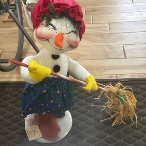 Anna Lee 20” Smow woman with broom